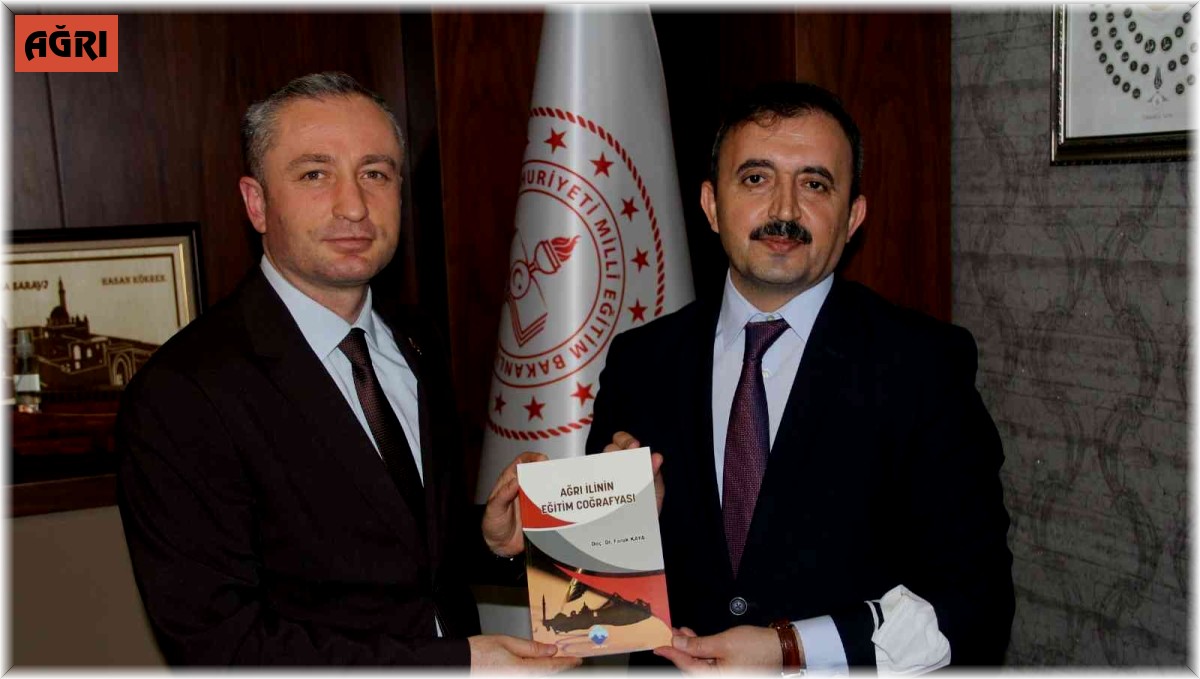 AİÇÜ Rektör Yardımcısı Prof. Dr. Kaya, Kökrek'e kaleme aldığı kitaplarını hediye etti