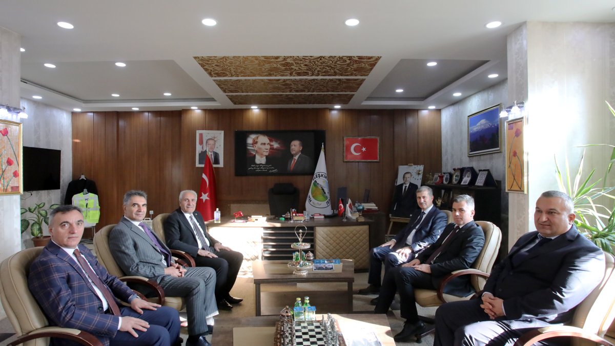 AİÇÜ Rektörü Gülçin, Eleşkirt Belediye Başkanı Yakut’u ziyaret etti