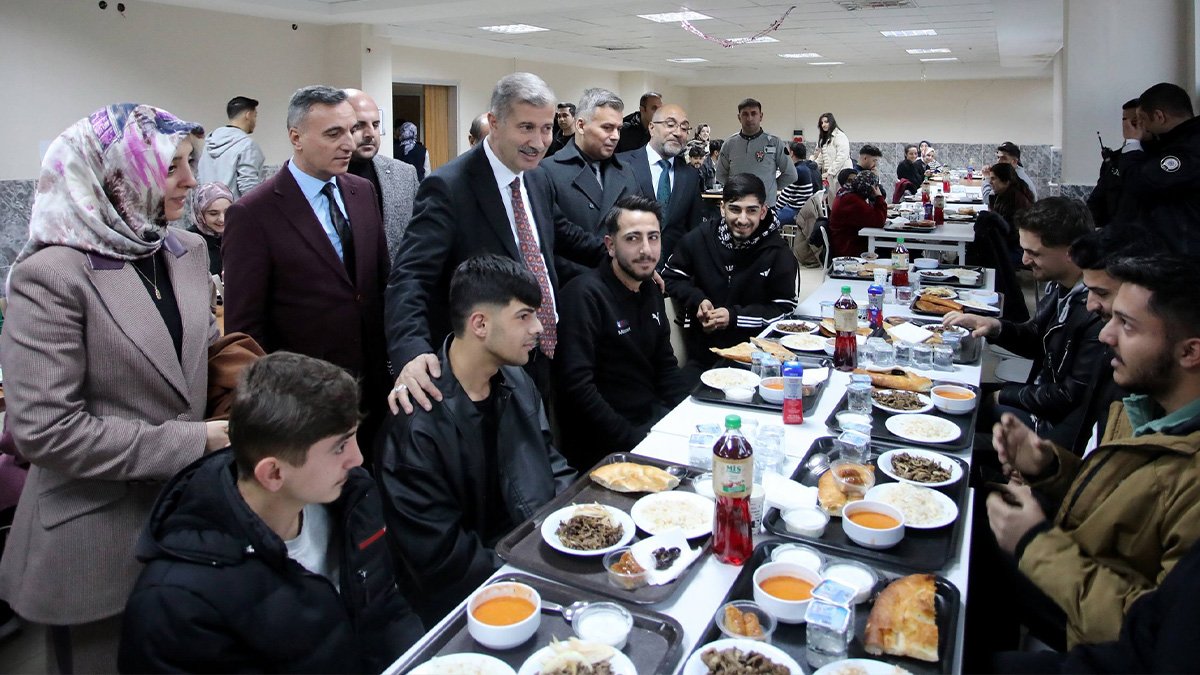 AİÇÜ Rektörü Gülçin, Patnos yerleşkesinde öğrencilerle iftarda buluştu