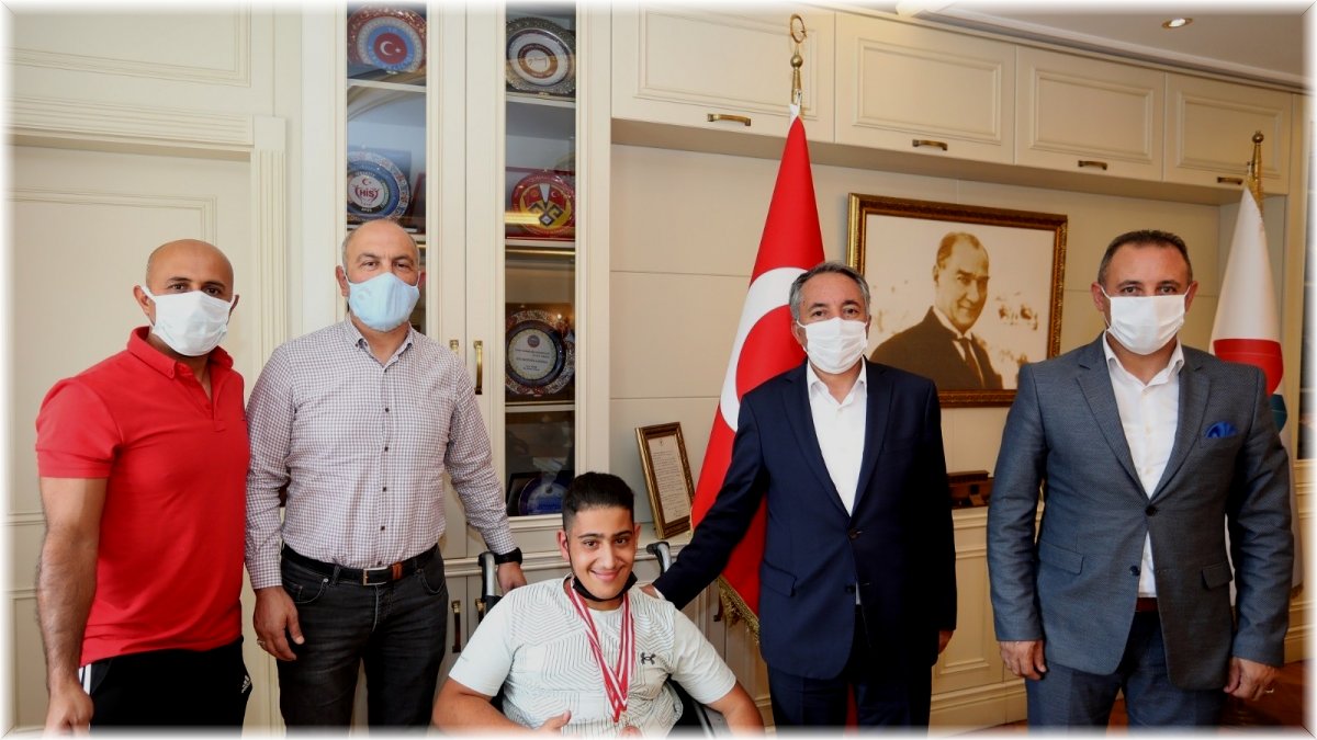 AİÇÜ Rektörü Karabulut, başarılı sporcuyu tebrik etti