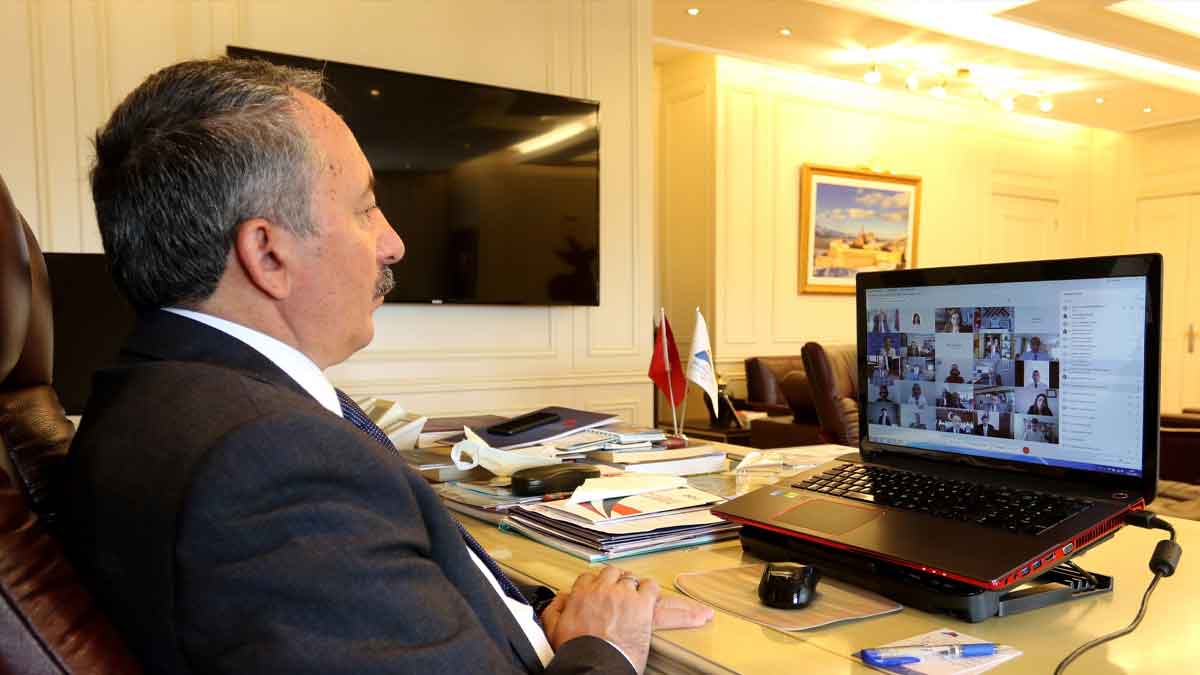 AİÇÜ Rektörü Prof. Dr. Abdulhalik Karabulut, sertifika törenine katıldı