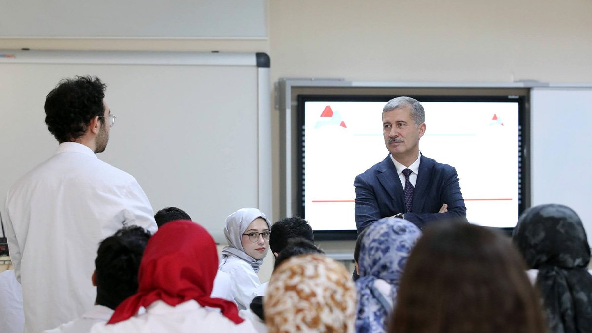 AİÇÜ Rektörü Prof. Dr. İlhami Gülçin, Eczacılık Fakültesi öğrencileriyle bir araya geldi