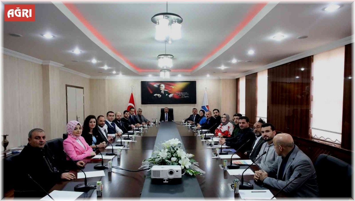 AİÇÜ Rektörü Prof. Dr. Karabulut, başarılı projeler üreten personellere teşekkür belgesi verdi