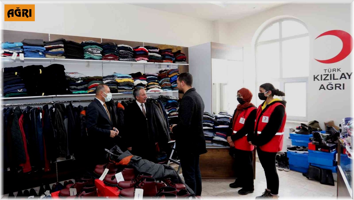 AİÇÜ Rektörü Prof. Dr. Karabulut kızılay giyim mağazasını ziyaret etti