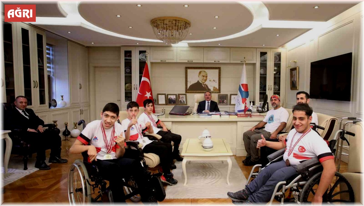 AİÇÜ Rektörü Prof. Dr. Karabulut madalya kazanan sporcuları kutladı