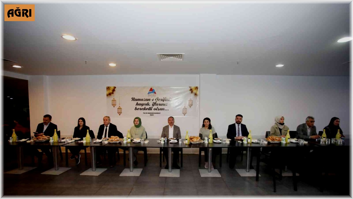 AİÇÜ Rektörü Prof. Dr. Karabulut, öğrencilerle iftarda bir araya geldi