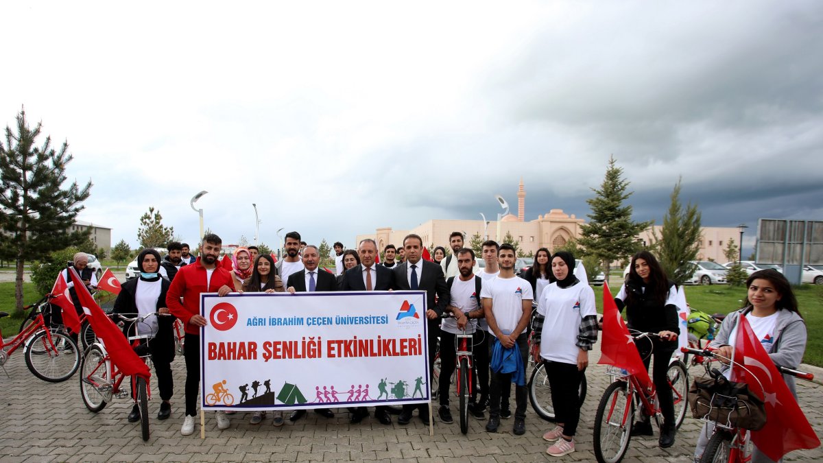 AİÇÜ Rektörü Prof. Dr. KARABULUT Sporcu Öğrencilerle Bir Araya Geldi