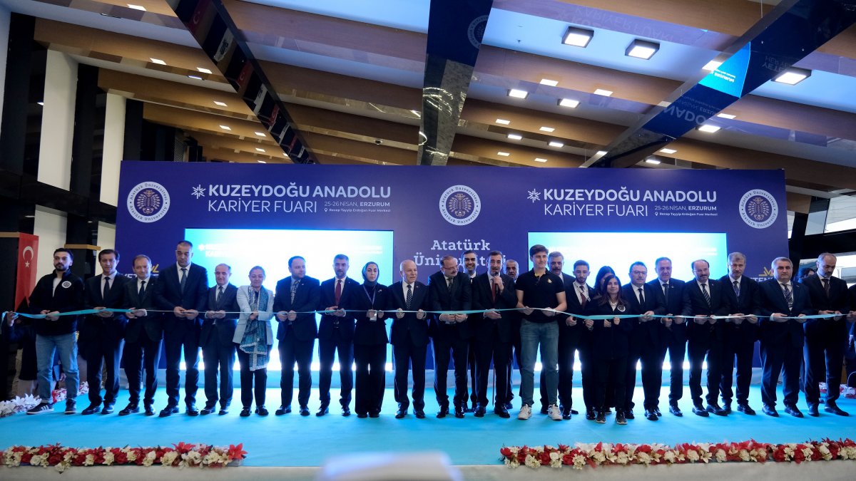 AİÇÜ Standına Kuzeydoğu Anadolu Kariyer Fuarı'nda Yoğun İlgi