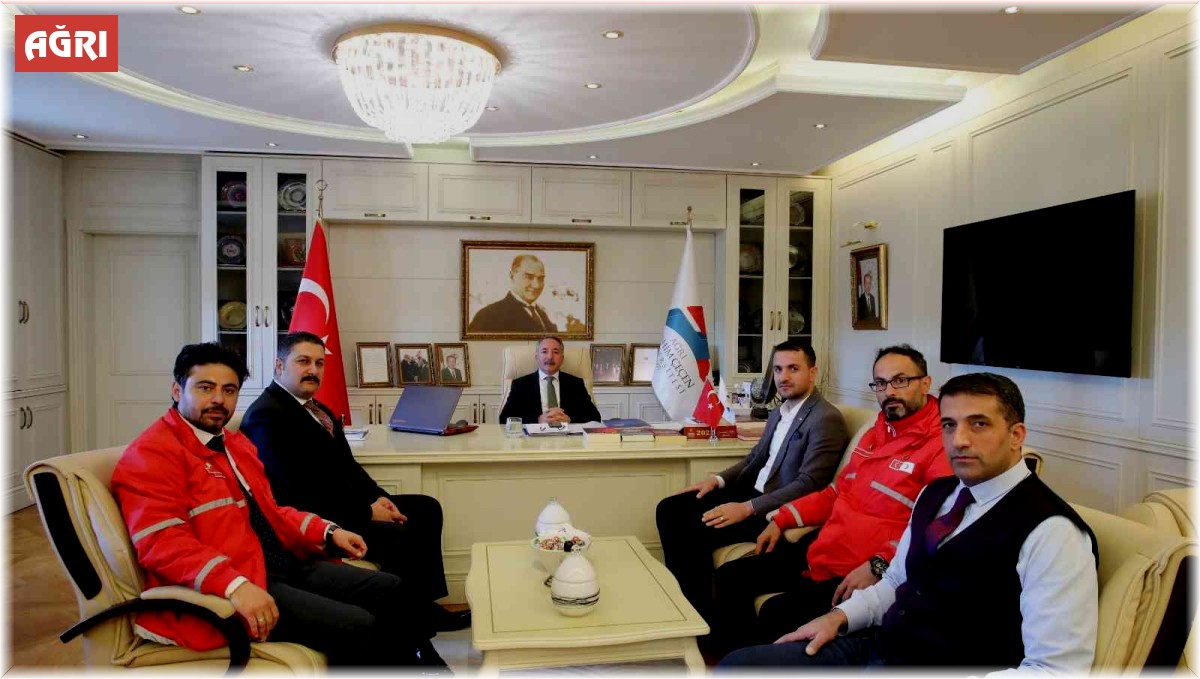 AİÇÜ'ye Kızılay'dan madalya ve plaket