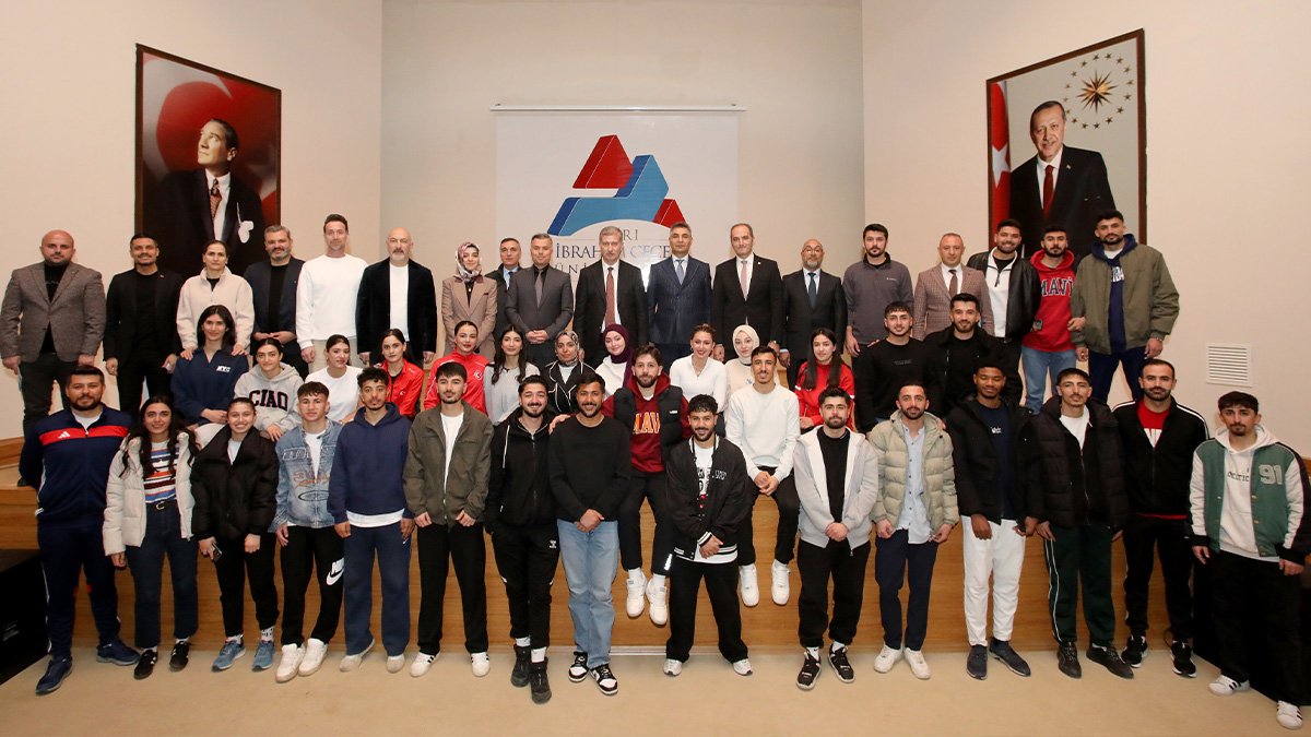 AİÇÜ’lü sporcular turnuvalardaki başarılarının ardından ödüllerini aldı