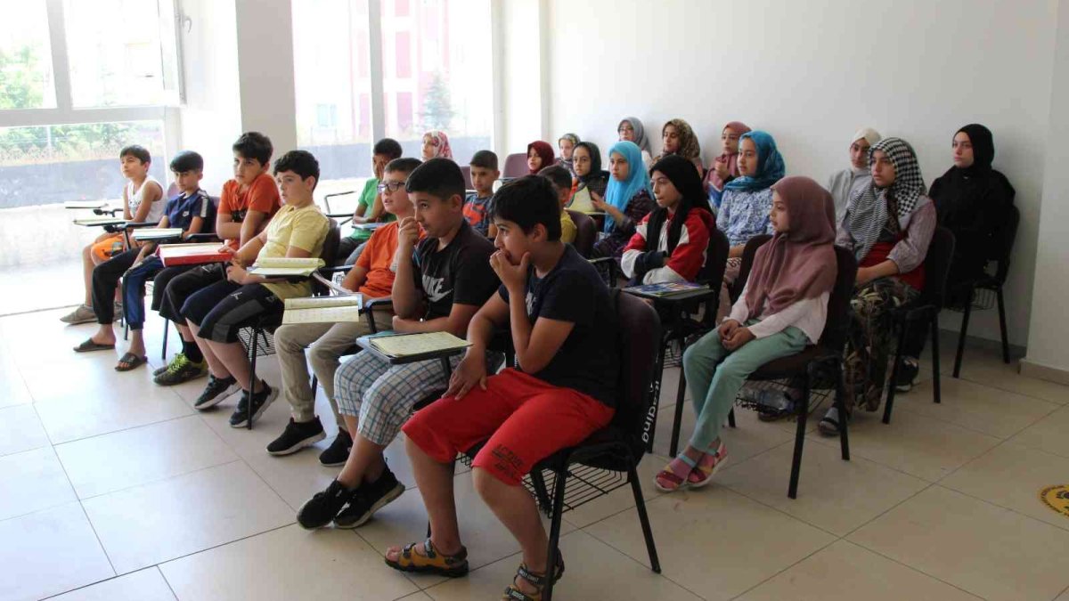 Aile Destek Merkezi'nde çocuklar Kur'an öğreniyor