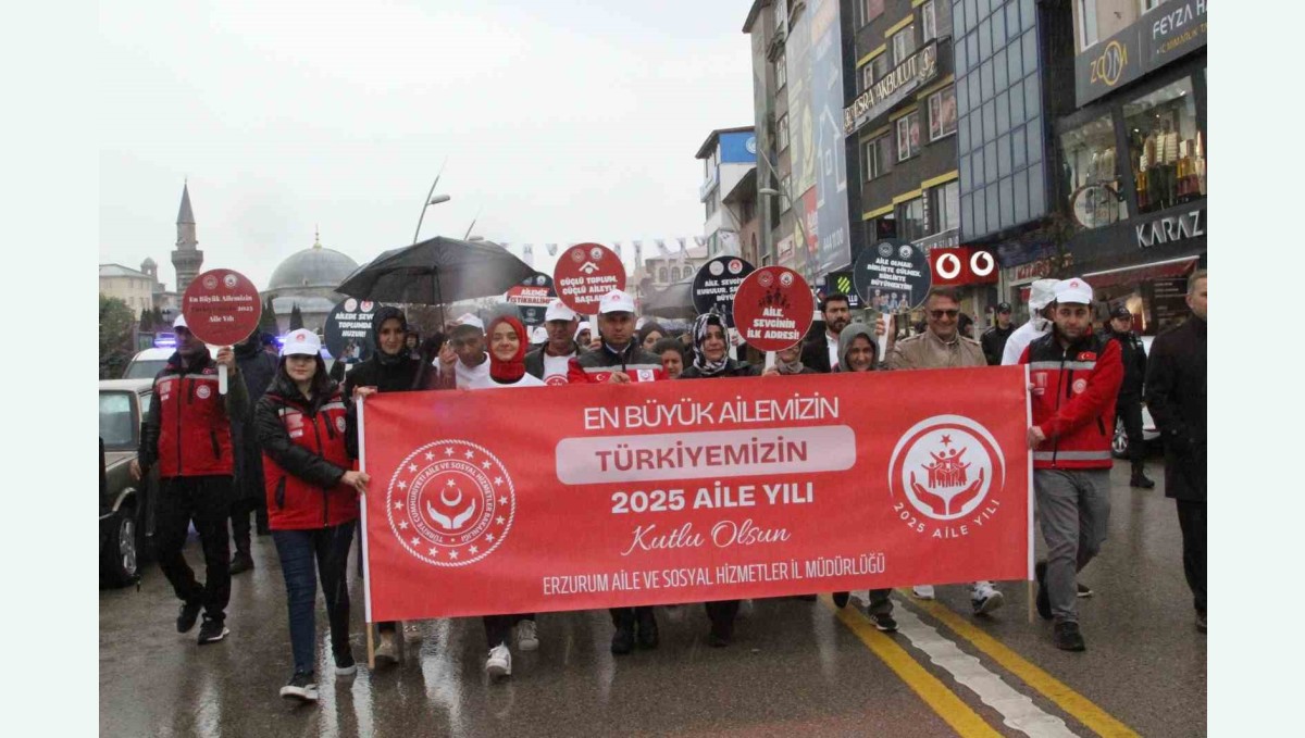 Aile yılı kortej yürüyüşü yağmura rağmen gerçekleşti