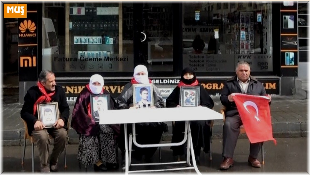 Aileler fırtınaya rağmen eylemlerine devam etti