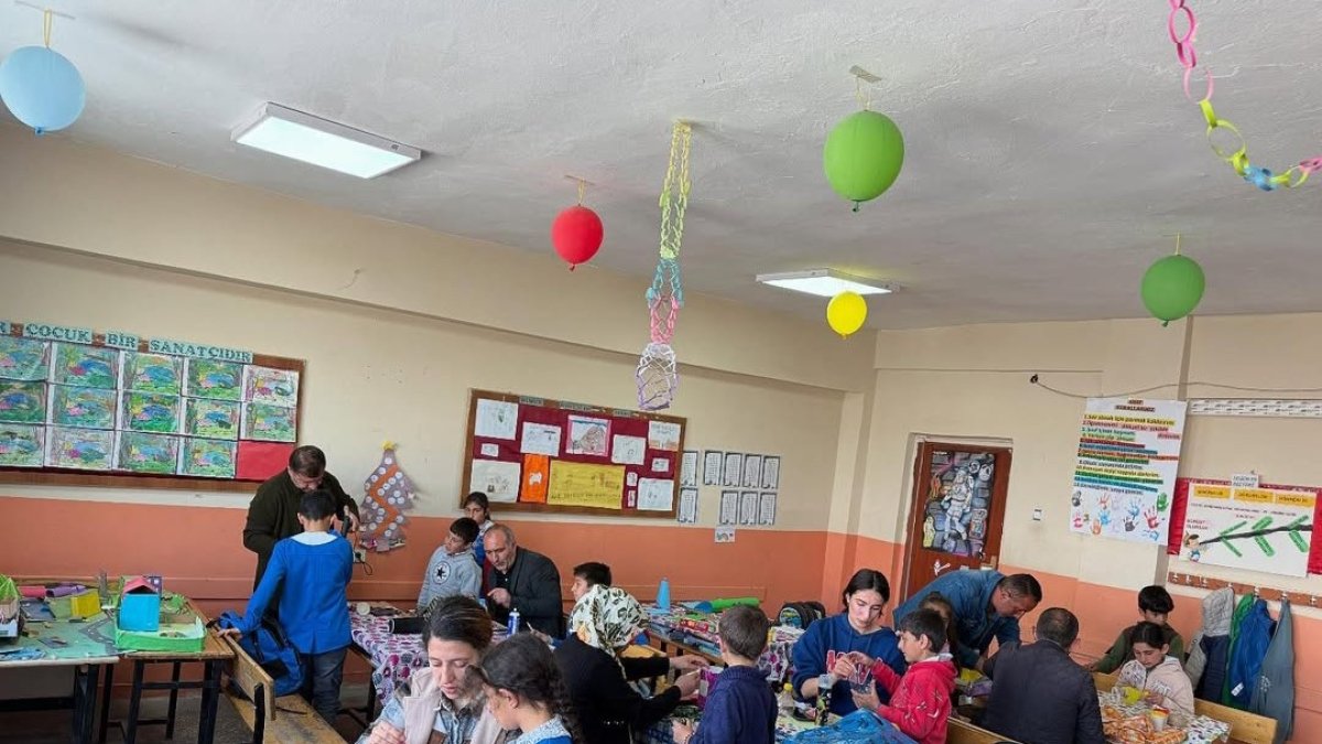 Aileler ve öğrenciler kuşlara yuva oldu