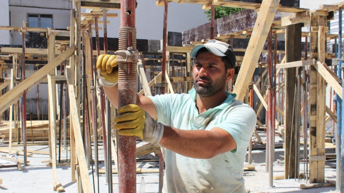 Ailesi için üniversiteyi yarıda bıraktı, çocukları okusun diye 35 derece sıcağın altında çalışıyor