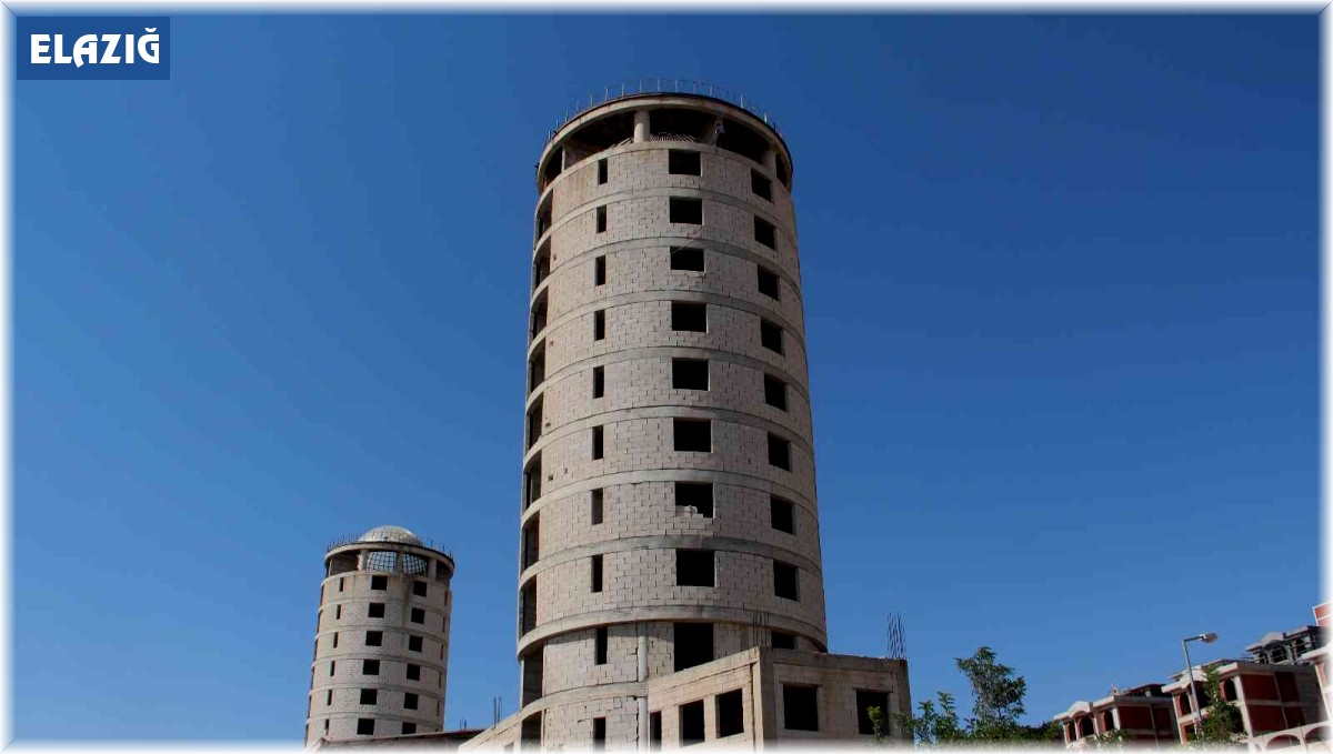 Ailesi tarafından terk edilen adam 12 katlı kuleye çıktı, ekipler ikna etti