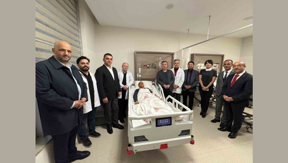 Ailesi uzakta olan gence Vali refakat etti