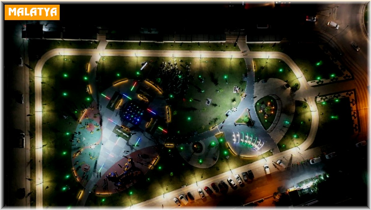 "Ajan kedi" Açık Hava Sinema Gösterimi yoğun ilgi