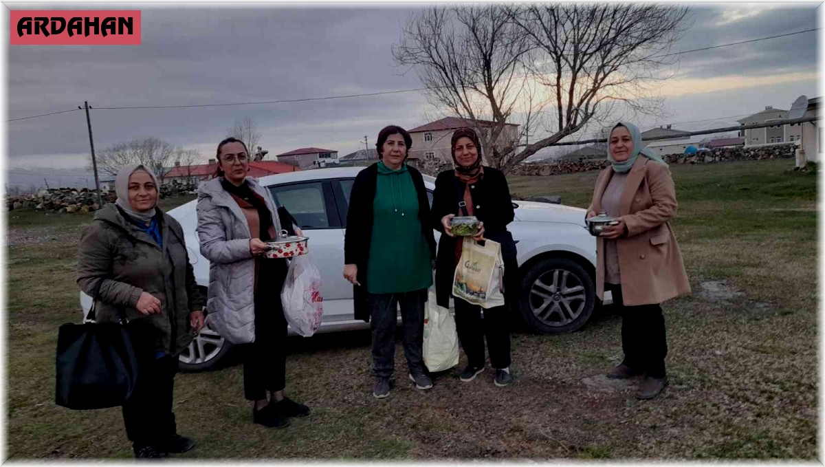"AK kadınlar" evlerinde hazırladıkları yemekleri ihtiyaç sahipleriyle paylaşıyor