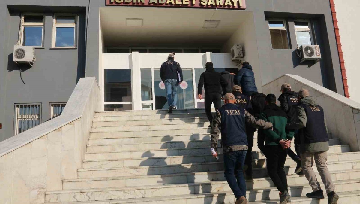 AK Parti binasına molotoflu saldırıda bulunan 2 kişi tutuklandı