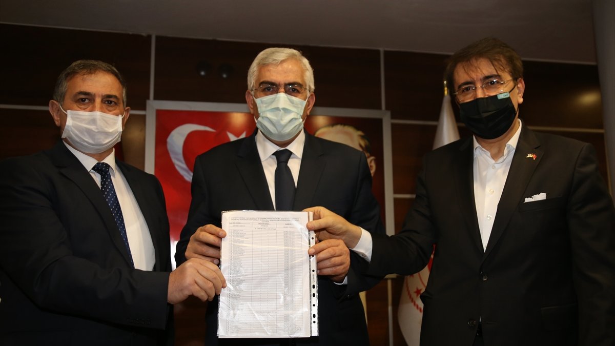 AK Parti Erzurum İl Başkanlığına yeniden seçilen Mehmet Emin Öz mazbatasını aldı