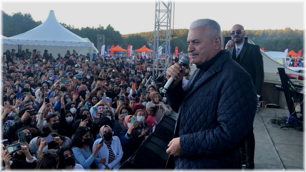 AK Parti Genel Başkanvekili Yıldırım, festivalde öğrencilerle Âşık Veysel'in türküsünü söyledi