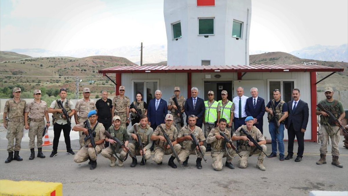 AK Parti Genel Başkanvekili Yıldırım, uygulama noktasında görevli ekiplerle bayramlaştı