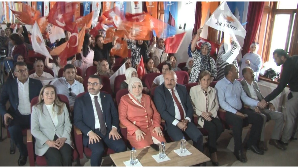 AK Parti Genel Merkez Kadın Kolları Başkanı Ercan, "Cumhurbaşkanı Recep Tayyip Erdoğan tarafından başlatılan "Terörsüz Türkiye" sürecine dair il mektubunu Kars'ta şehit ailesine vereceğiz"