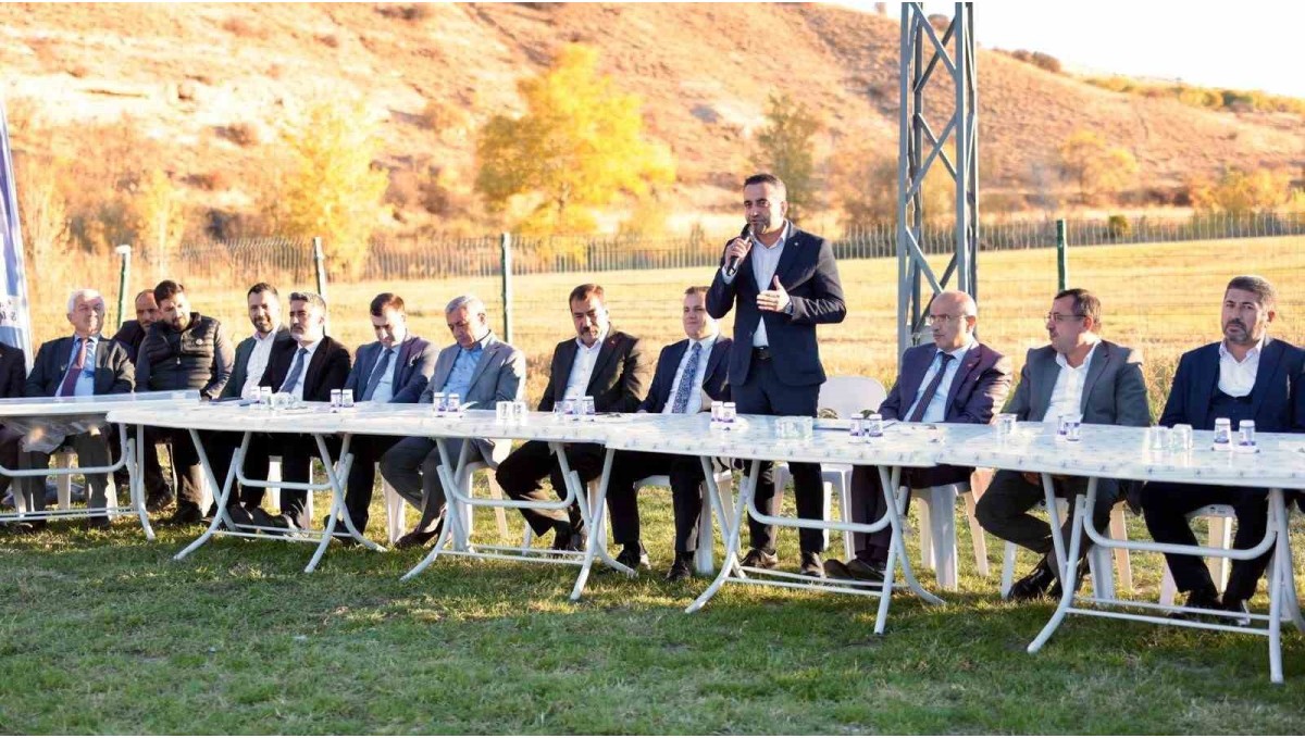 AK Parti heyeti Akçadağ'da muhtarlarla buluştu