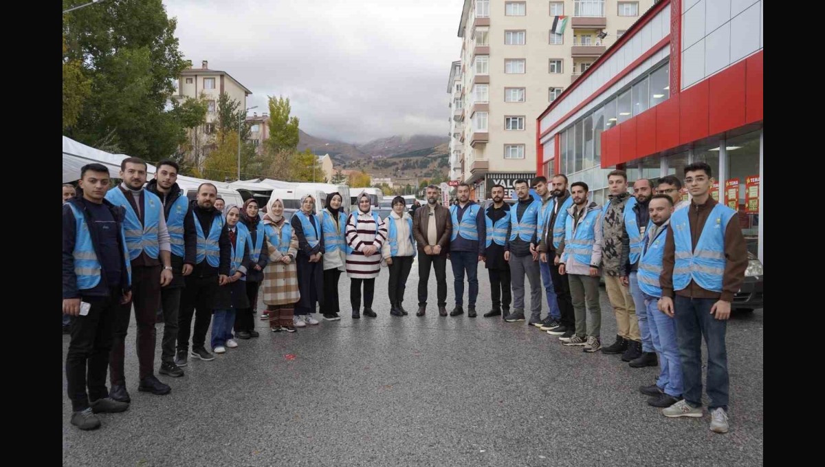 AK Parti İl Başkanı Küçükoğlu, pazar esnafında vatandaşlarla buluştu