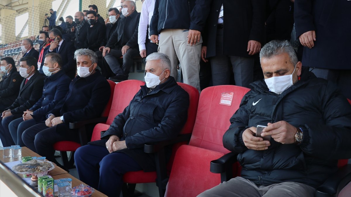 AK Parti İzmir Milletvekili Binali Yıldırım, Erzincan'da 2. Lig maçını izledi