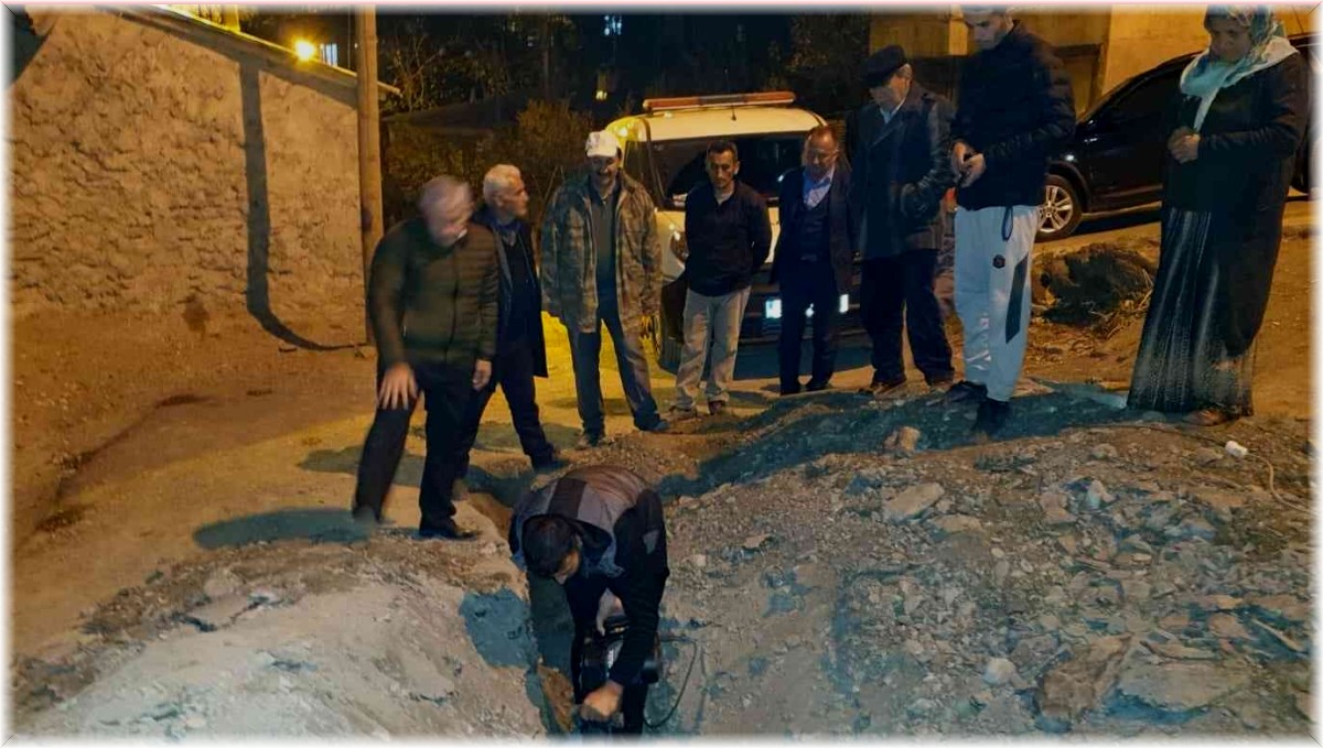 AK Parti'li Başkan Özbek kazma kürek çalıştı