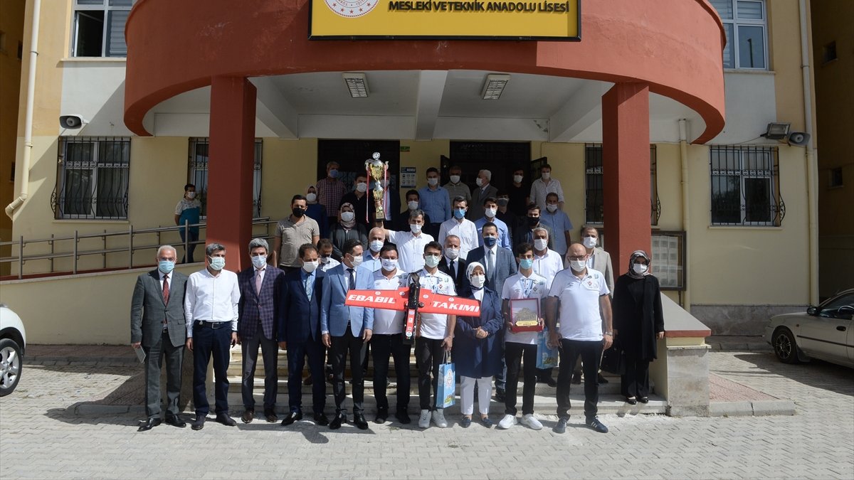 AK Parti Milletvekili Çalık'tan TEKNOFEST'te Türkiye birincisi olan takıma ziyaret