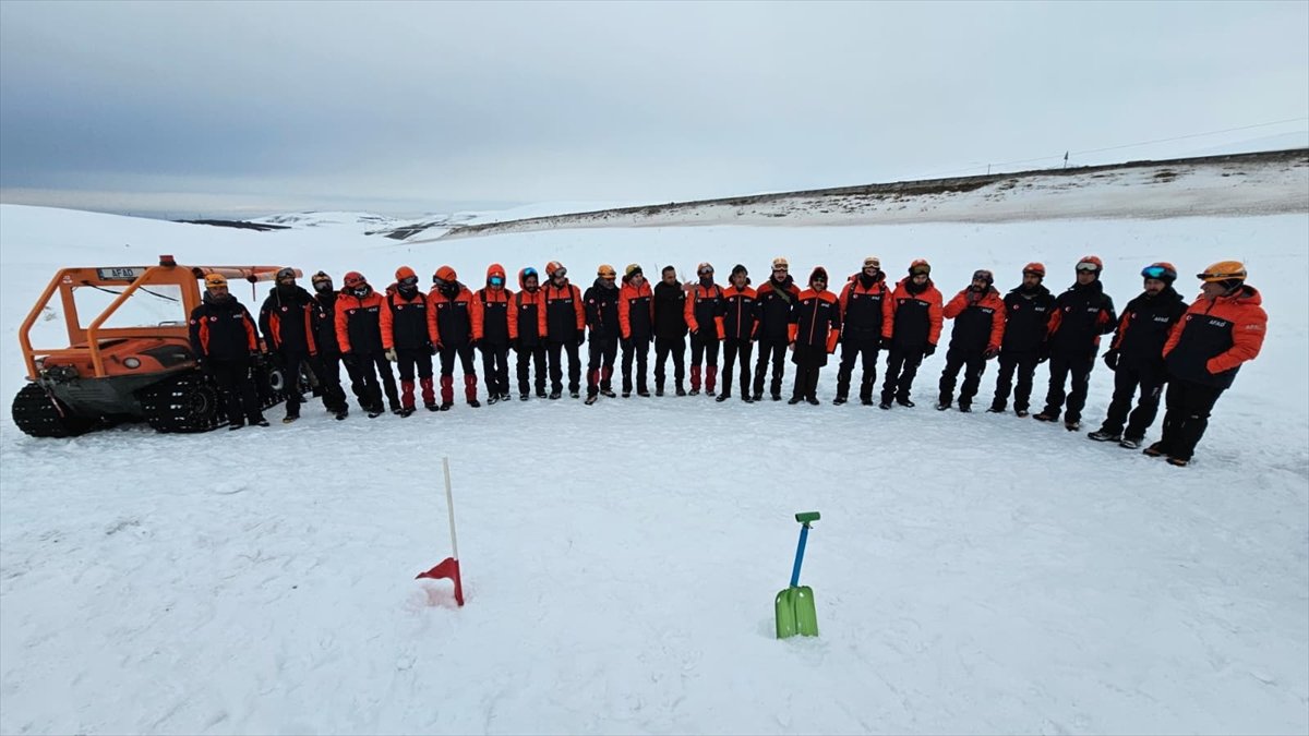 AK Parti Van Milletvekili Türkmenoğlu, çığda arama kurtarma eğitimi alan ekipleri ziyaret etti