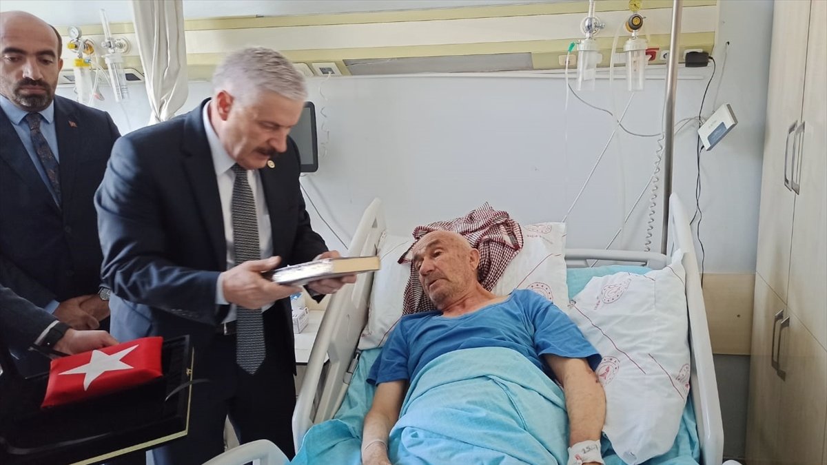 AK Partili Özbek, şehidin babasını hastanede ziyaret etti