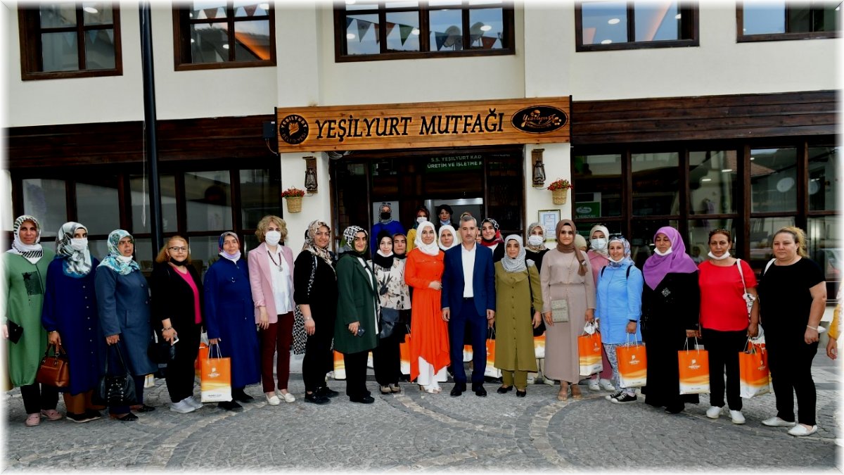AK Partililer, Yeşilyurt Belediyesi'nin yatırımlarını gezdi