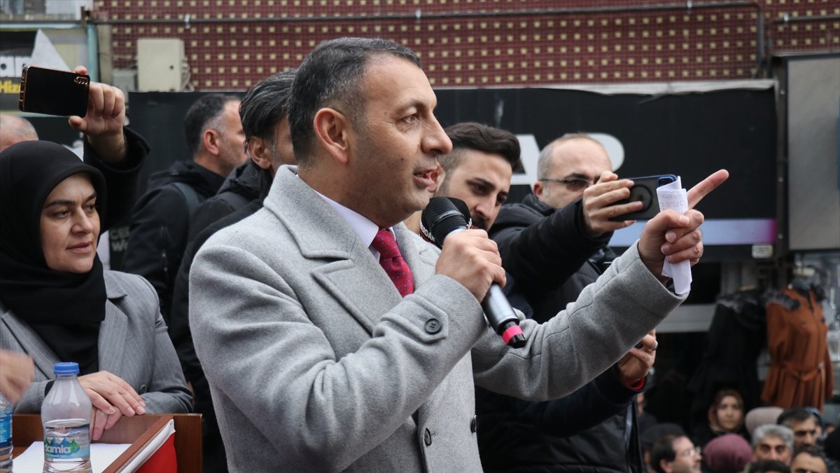 AK Parti’nin Ağrı adayı Mehmet Salih Aydın, havalimanında davul zurna ve çiçeklerle karşılandı