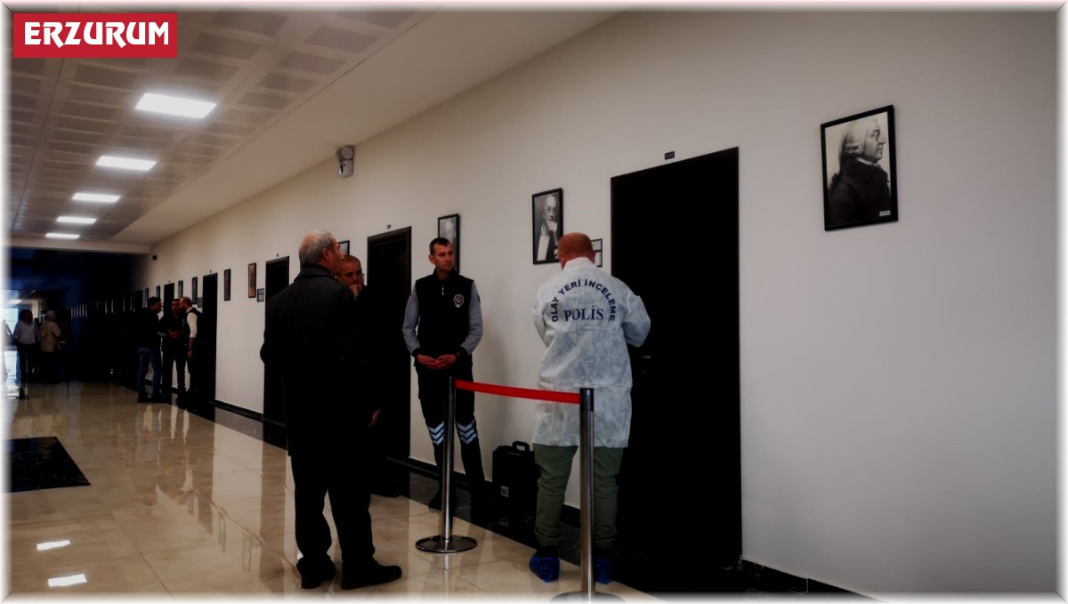 Akademisyen odasında ölü bulundu