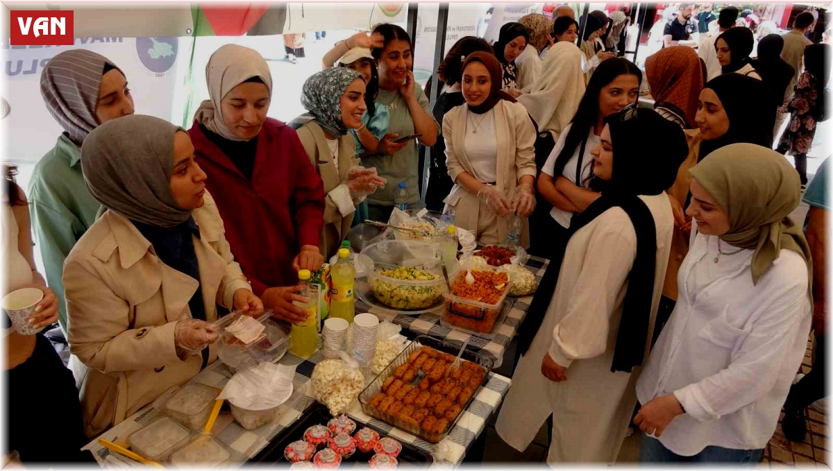 Akademisyen ve öğrenciler Gazze yararına 'hayır çarşısı' kurdu