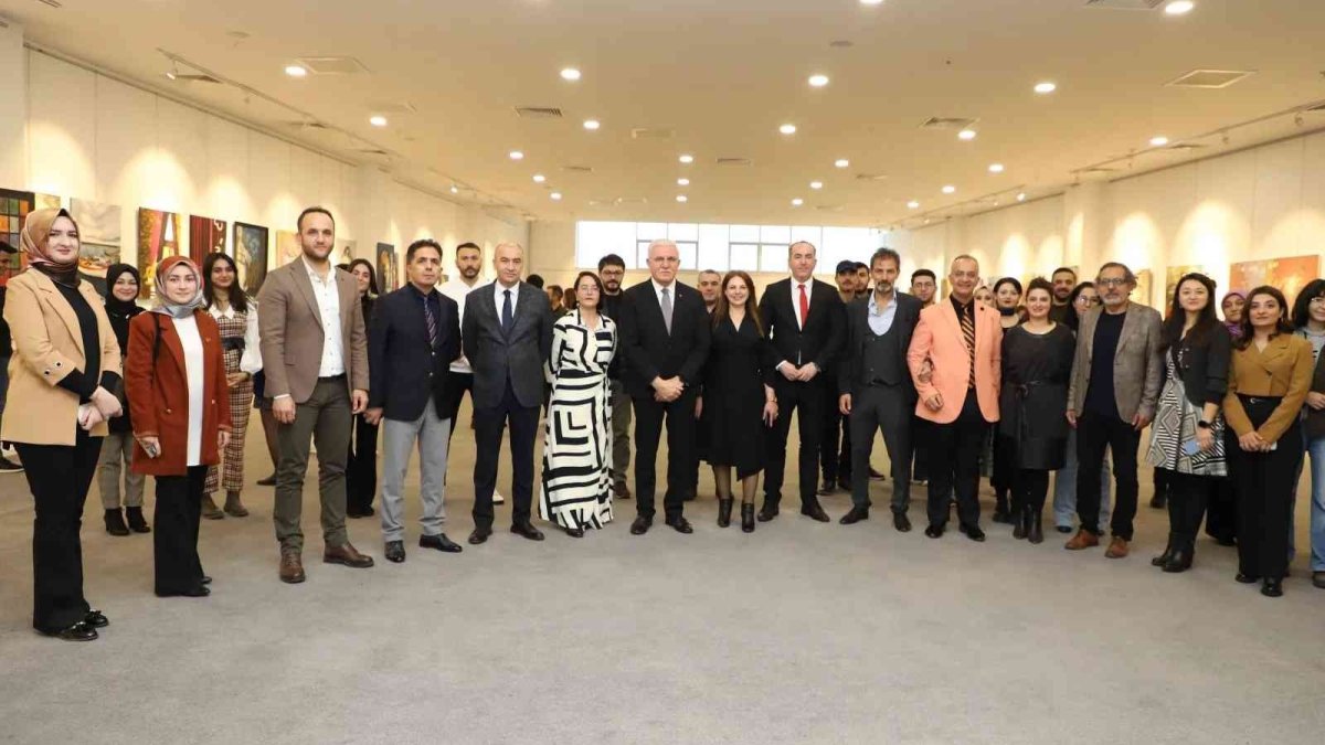 Akademisyen ve öğretmenlerin hazırlamış olduğu 62 eser sanatseverlerle buluştu