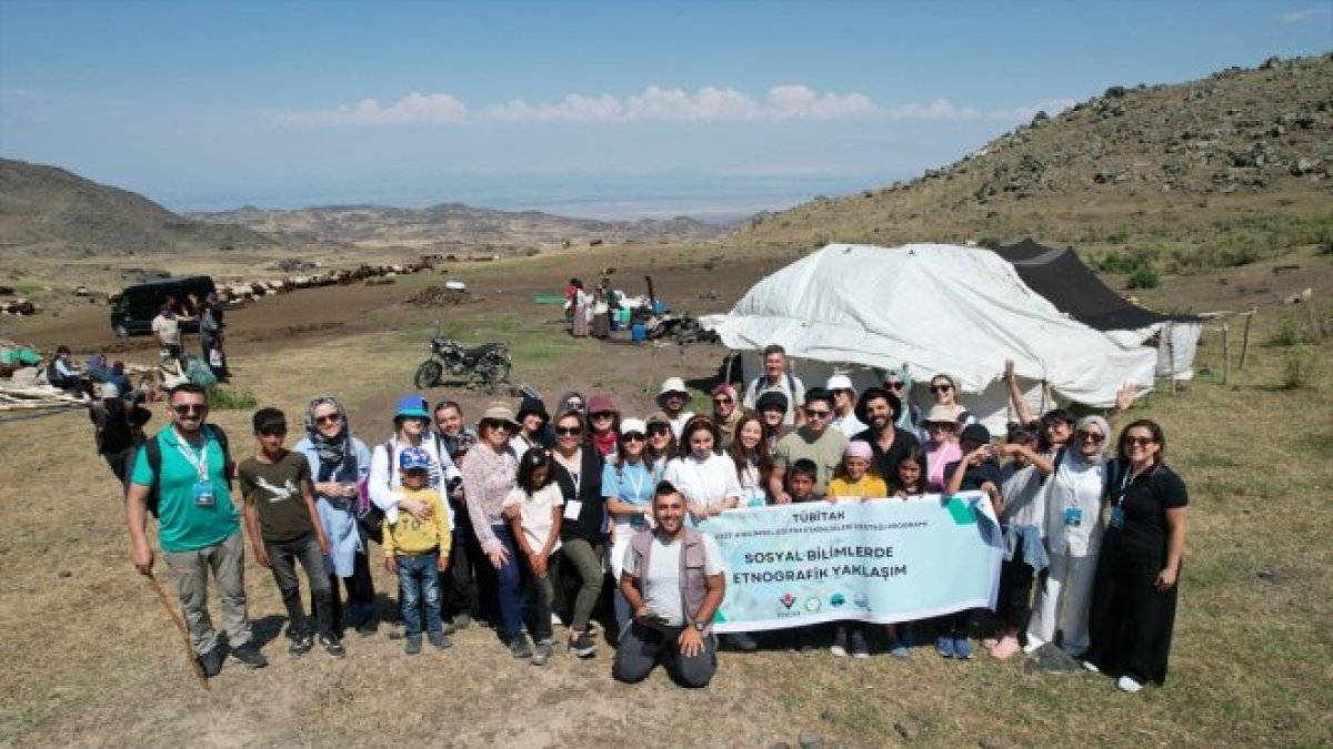 Akademisyenler ile öğrenciler Ağrı Dağı'nda yaylacıların yaşamını yerinde araştırıyor