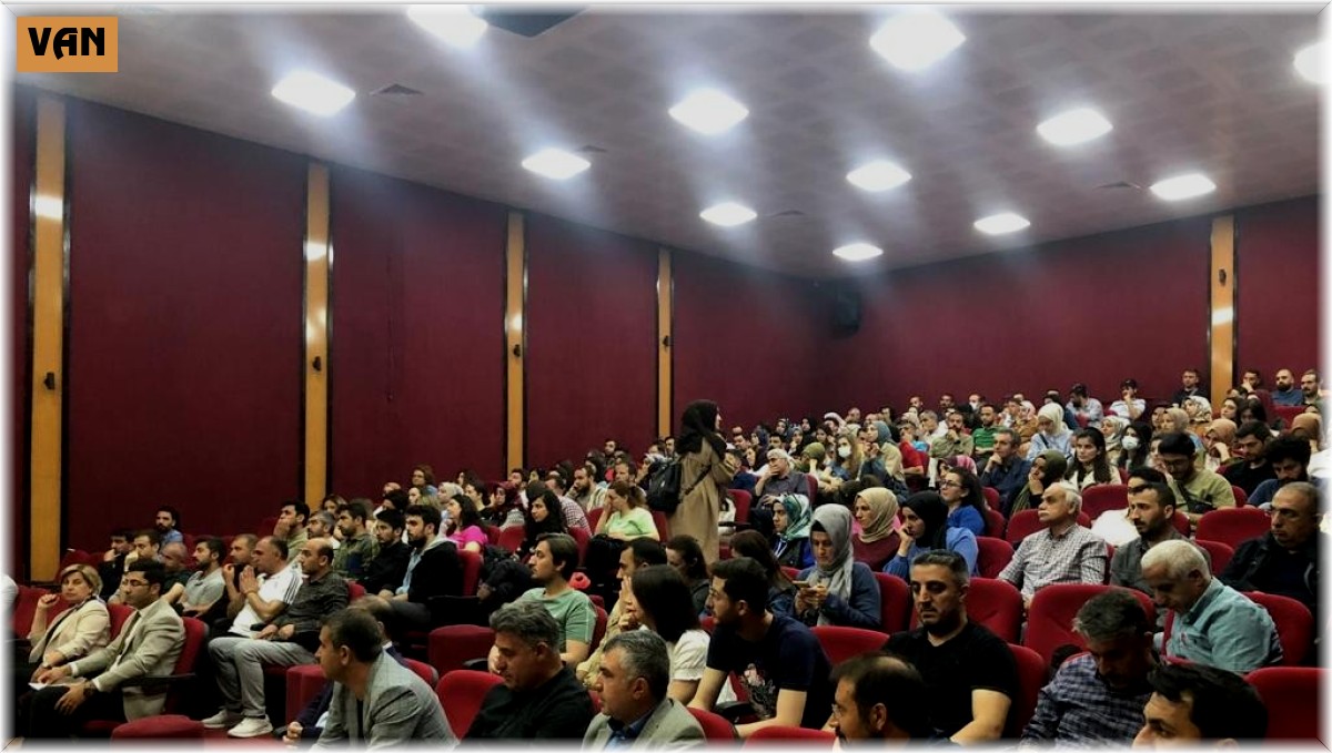 Akademisyenler öğretmen ve yöneticilerle bir araya geldi