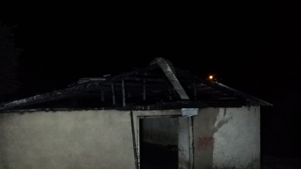 Akaryakıt istasyonu yakınında çıkan ahır yangını ucuz atlatıldı