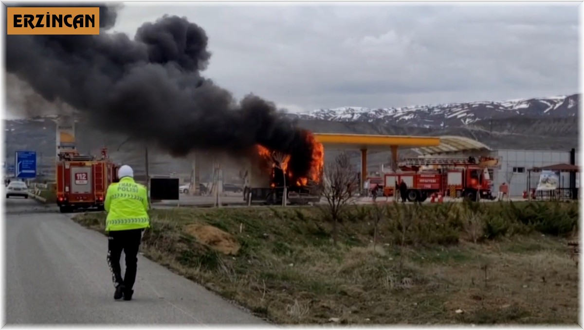 Akaryakıt istasyonunda kamyon alev alev yandı