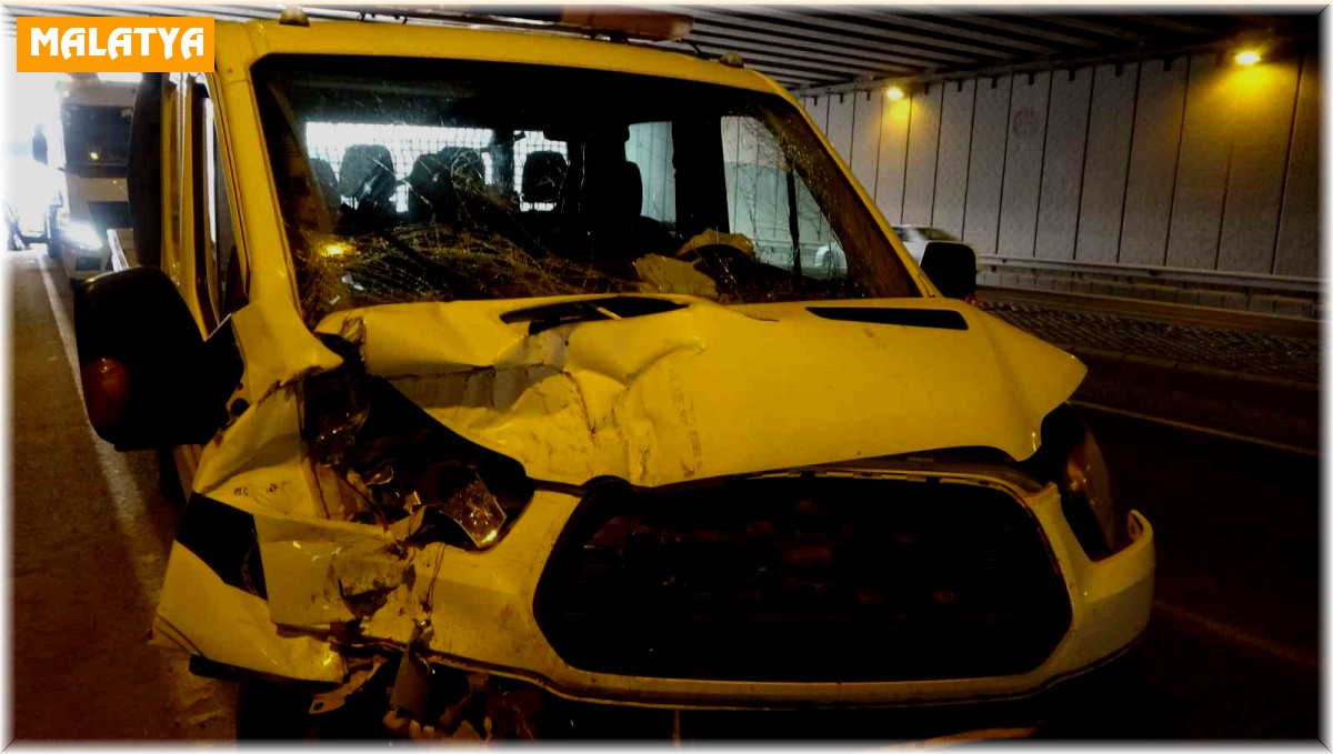 Akaryakıt tankeri ile kamyonet çarpıştı: 1 yaralı