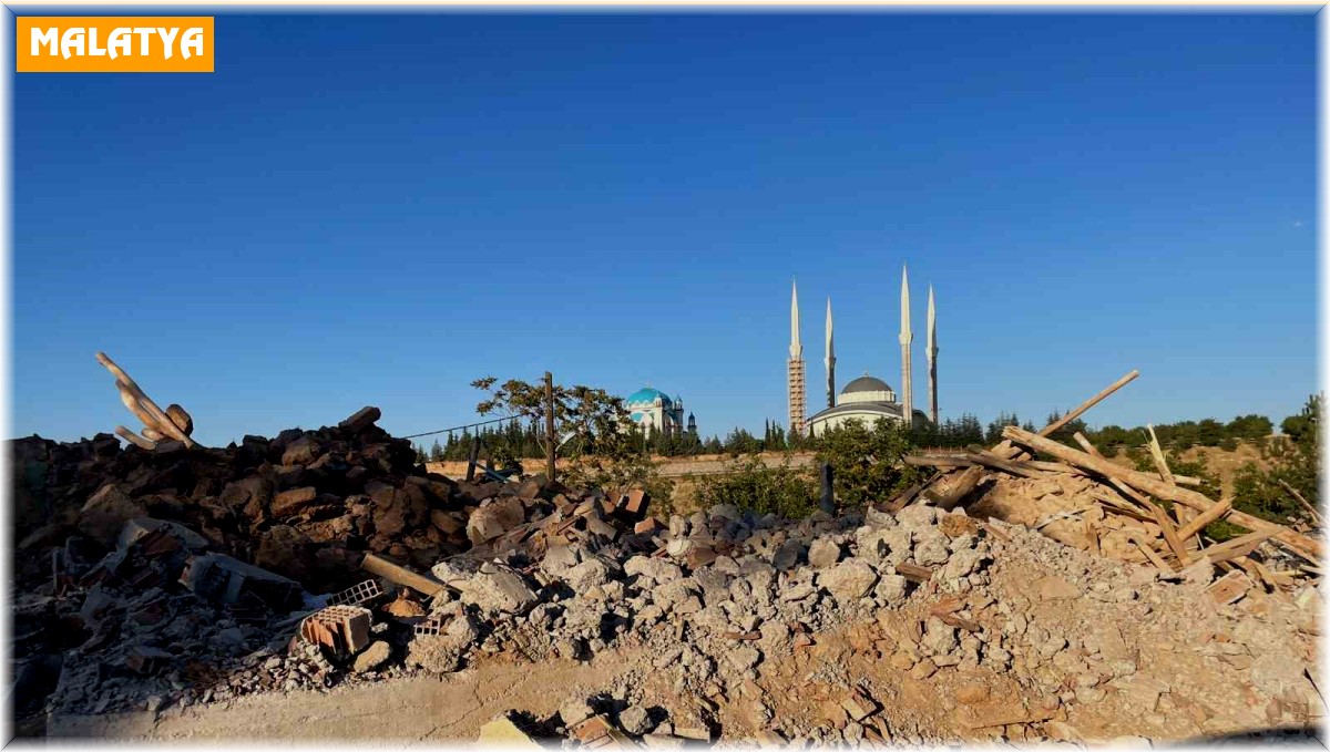 Akçadağ'da ağır hasarlı binaların yıkımları sürüyor