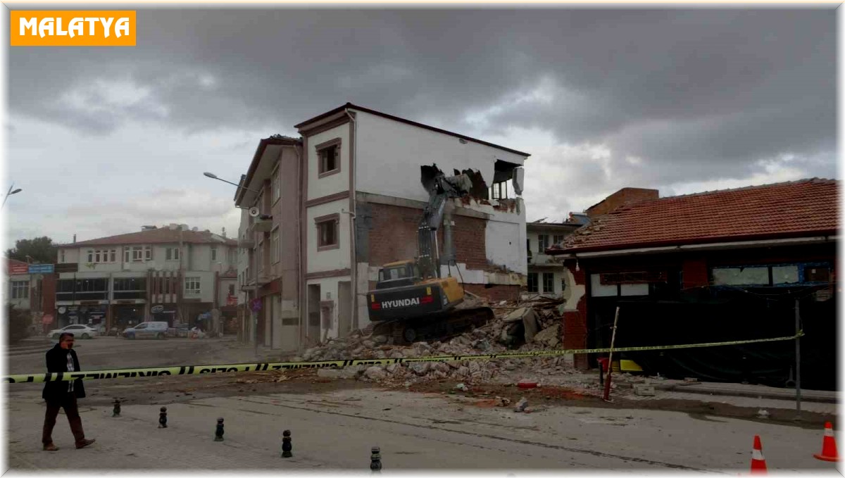 Akçadağ'da ağır hasarlı binaların yıkımlarında sona gelinde