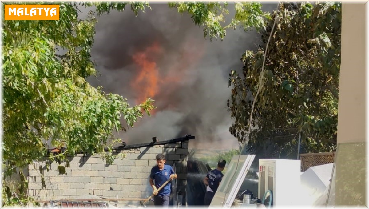 Akçadağ'da depo yangını