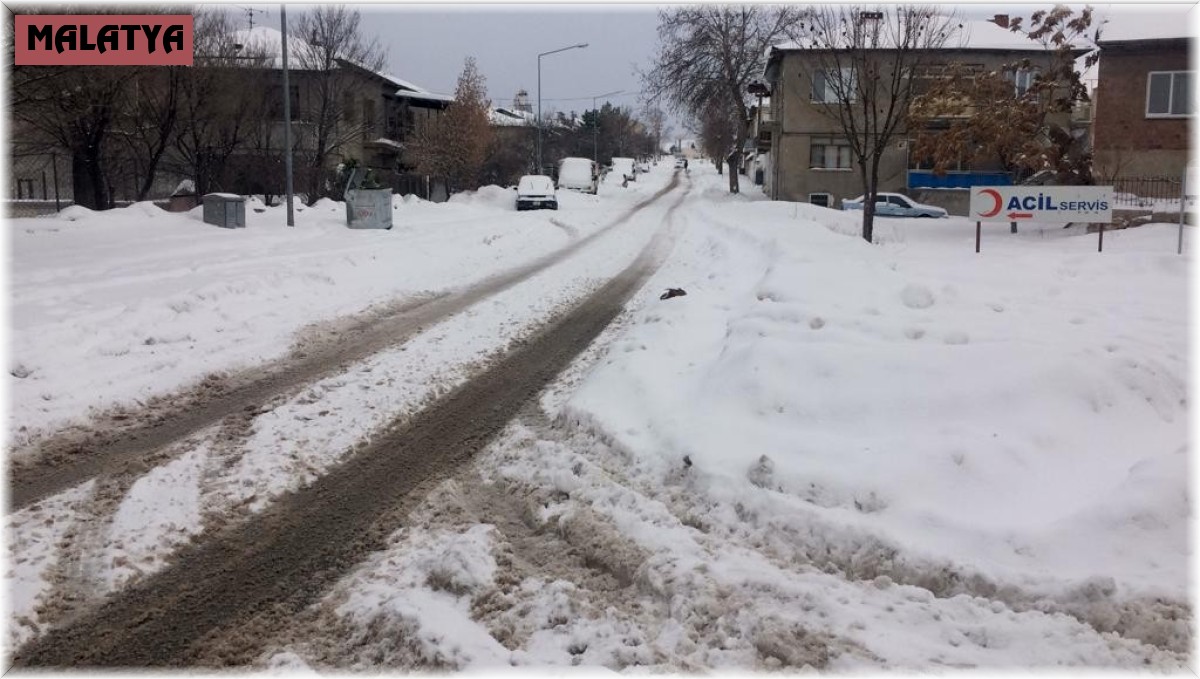 Akçadağ'da kar yağışı etkili oluyor