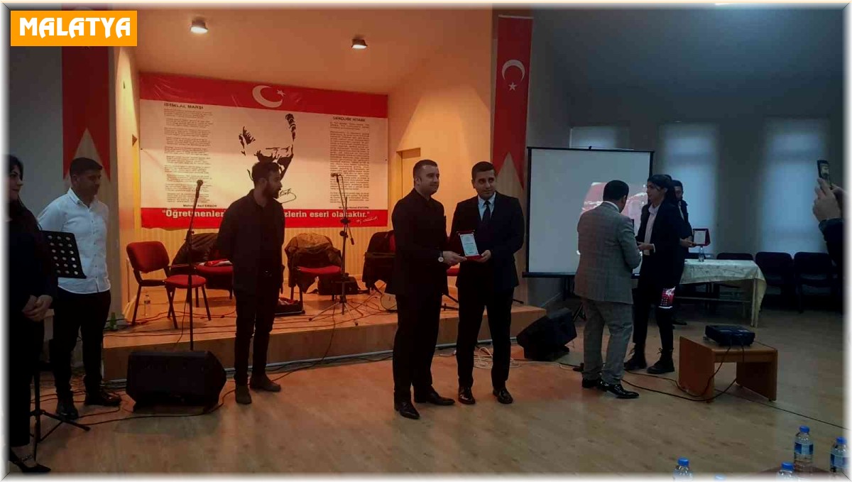 Akçadağ'ın tanıtımına katkı sunan öğretmene plaket